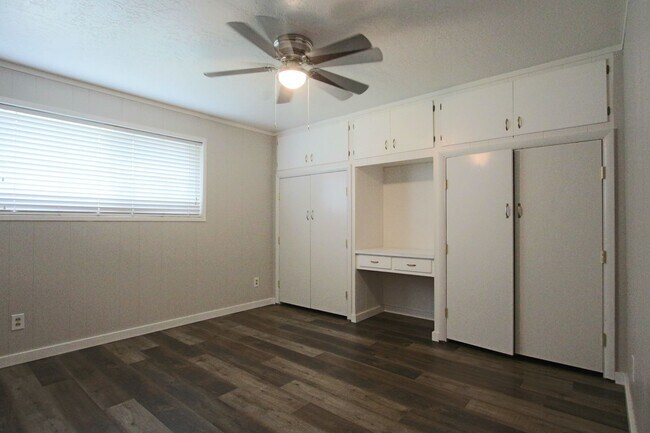 Building Photo - Updated Classic - Mid Century 4/2 2600 sf. All one level.