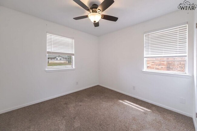 Building Photo - 4024 Hooper Dr