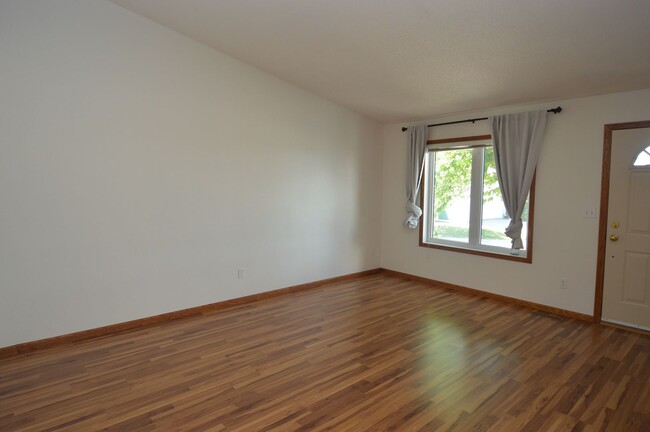 Building Photo - 2 Bed 2 Bath Townhome for Rent in East Gra...