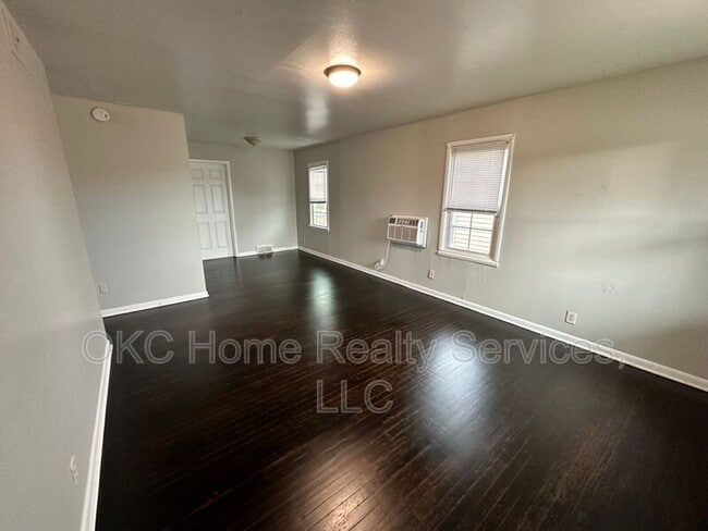 Building Photo - 3117 N Lindsay Ave