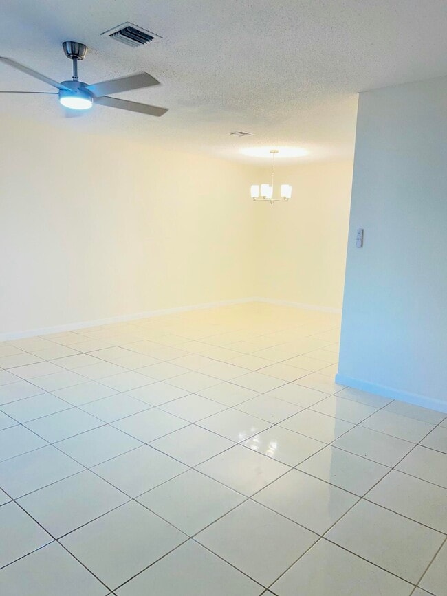 Building Photo - 102 Shoreview Dr