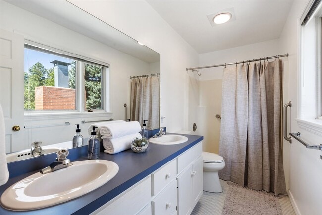 Building Photo - Open Concept Historic Home in Downtown Boz...