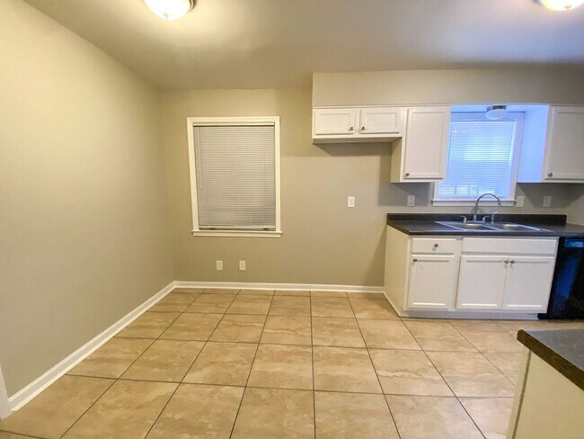 Building Photo - Large 3 bed, 2 bath home near Raines and I...