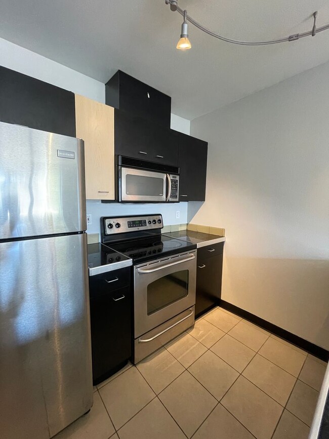 Building Photo - Cozy Urban 1BD/1BTH Condo for Lease in Belltown!