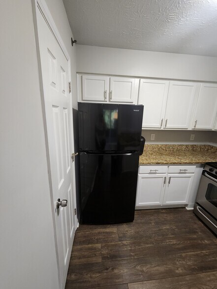 Building Photo - 4000 Riverlook Pky SE