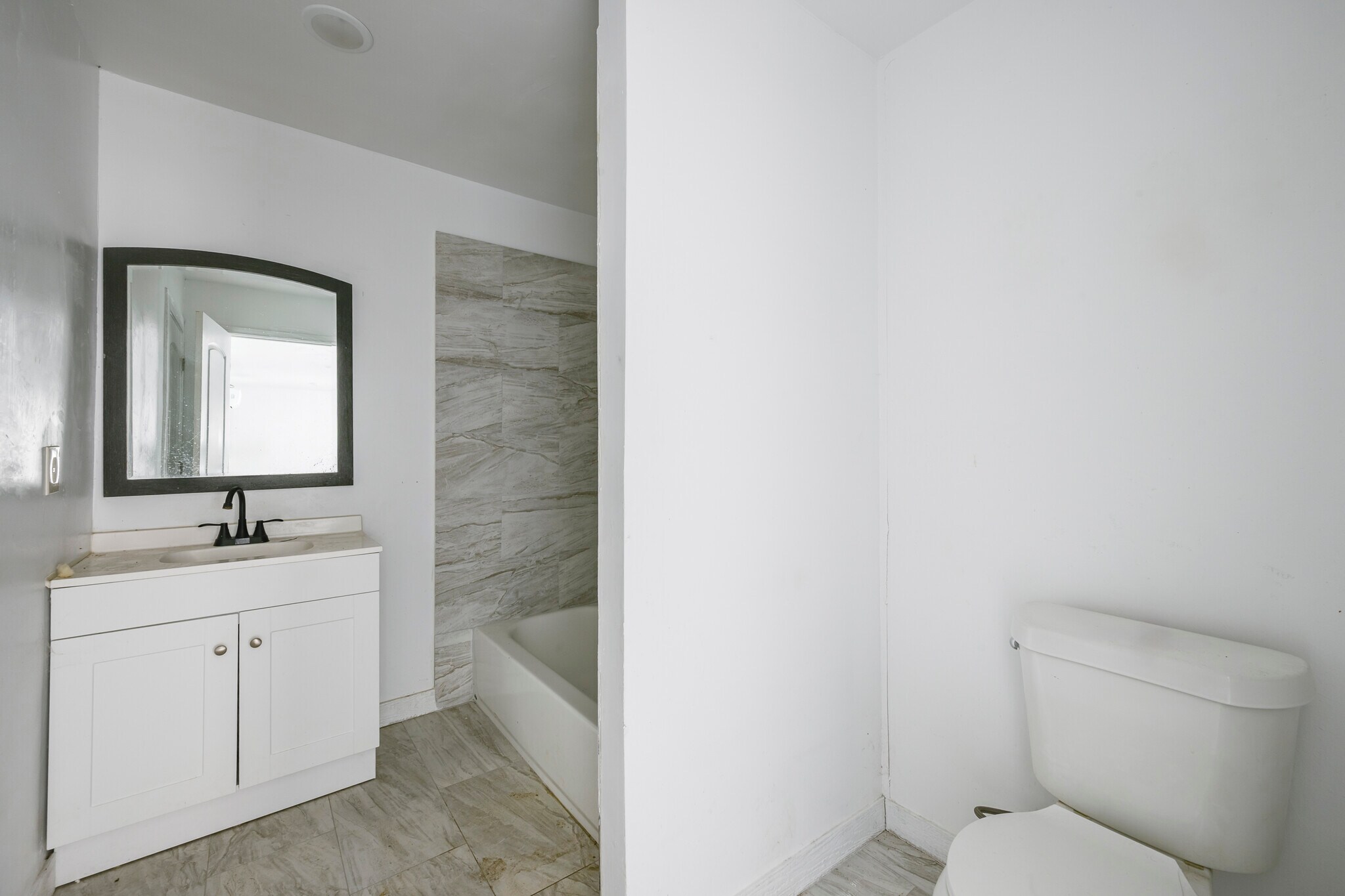 Building Photo - 725 E Morton St