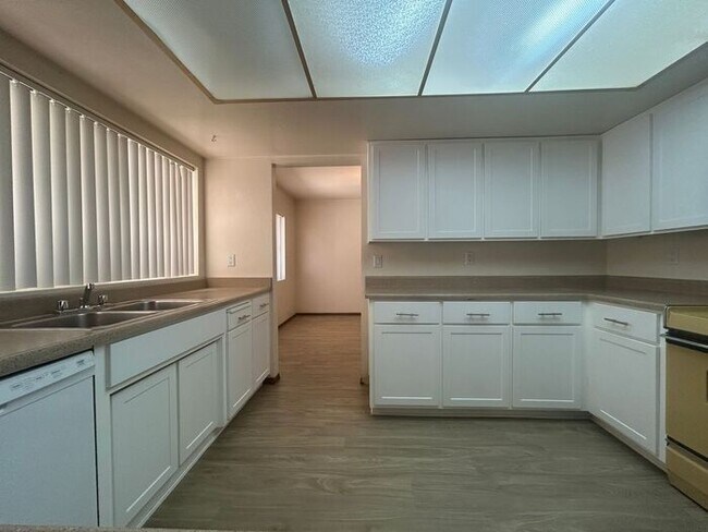 Building Photo - 2141 E Manhatton Dr