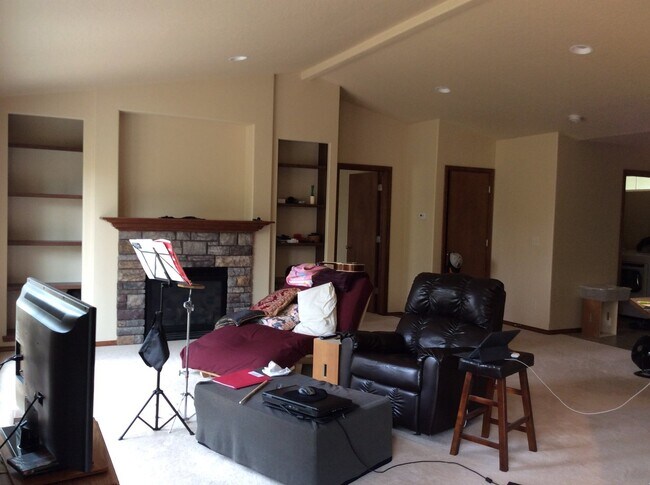 Building Photo - Wonderful 3 Bedroom 3 Bath Mead Area Rancher