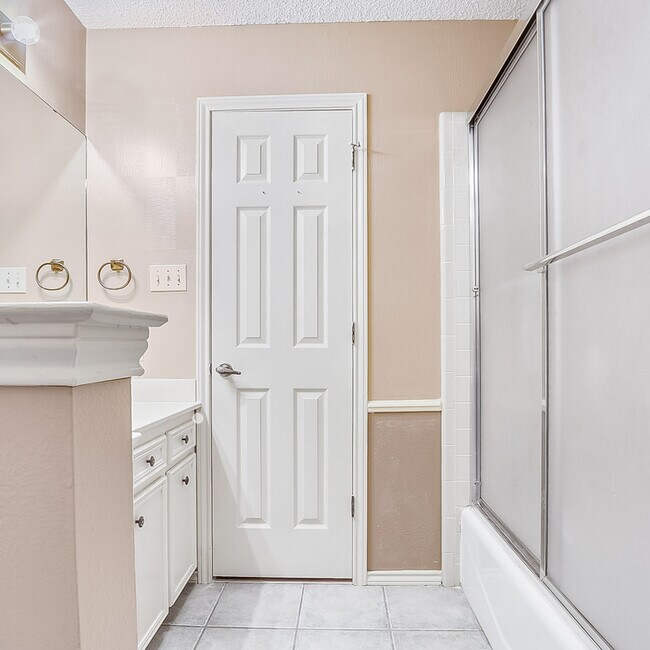 Building Photo - 5725 Ridgerock Ct
