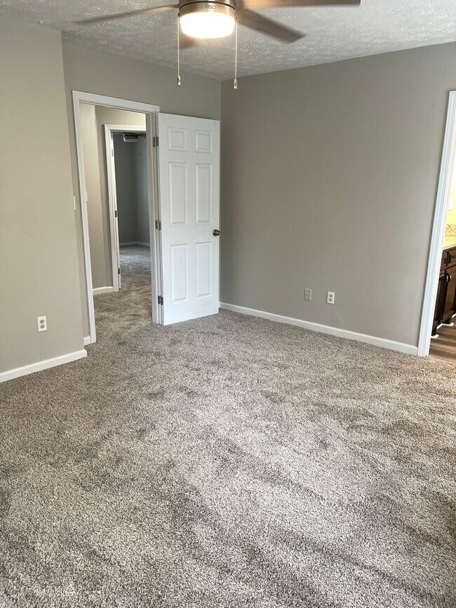 Building Photo - Split level home