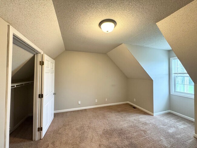 Building Photo - 1005 Shadow Ridge Ave