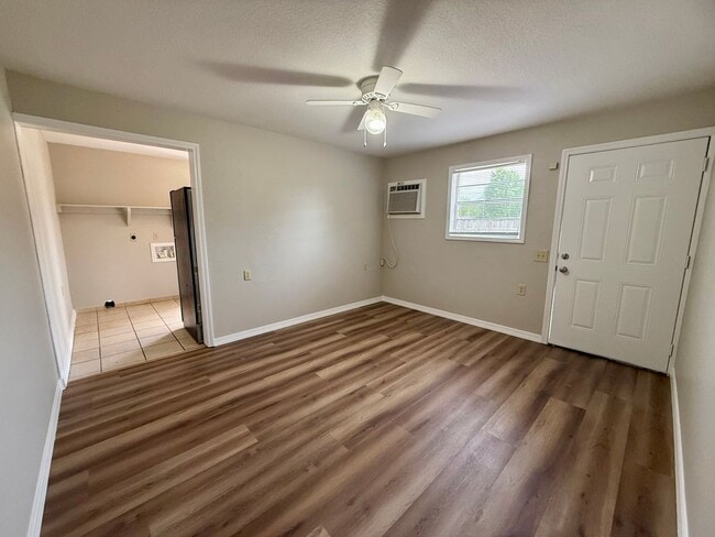 Building Photo - 204 N 16th Ave