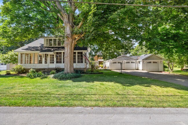 Building Photo - Charming 3 Bedroom, 2 Bath Home with Abund...
