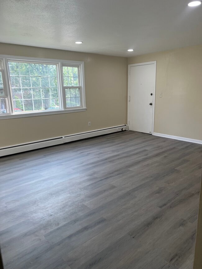 Building Photo - 4 Loveland Hill Rd