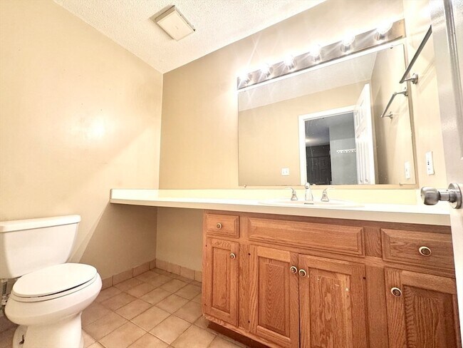 Building Photo - 147 Kelton St