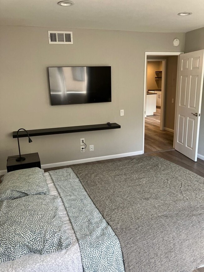 Building Photo - PICTURE PERFECT ONE BEDROOM , ONE BATH CONDO. GREAT MV LOCATION