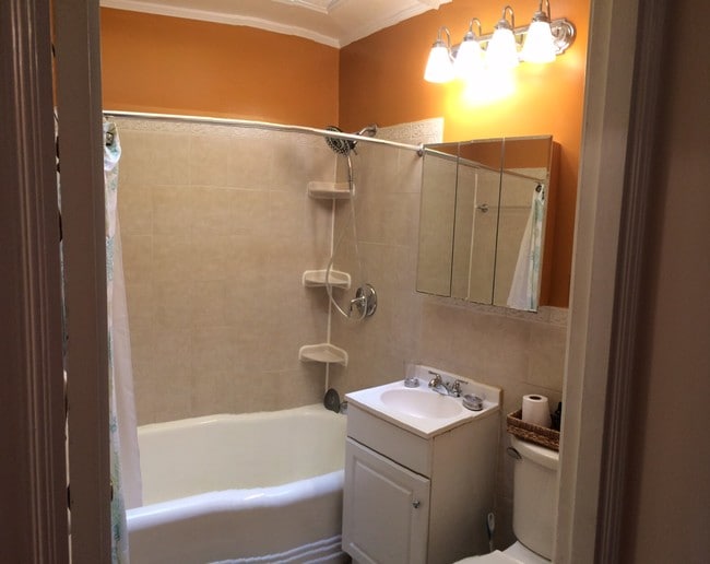 Upper Level Bathrm - 4418 Volta Pl NW