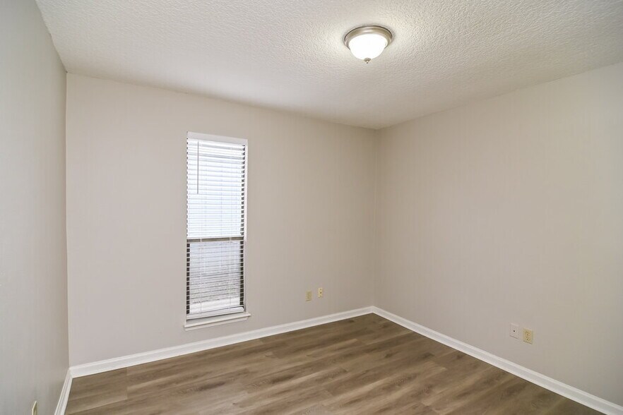 Building Photo - 1845 Alberta Ct N