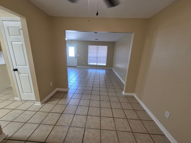 Building Photo - 5907 Deer Lake Dr