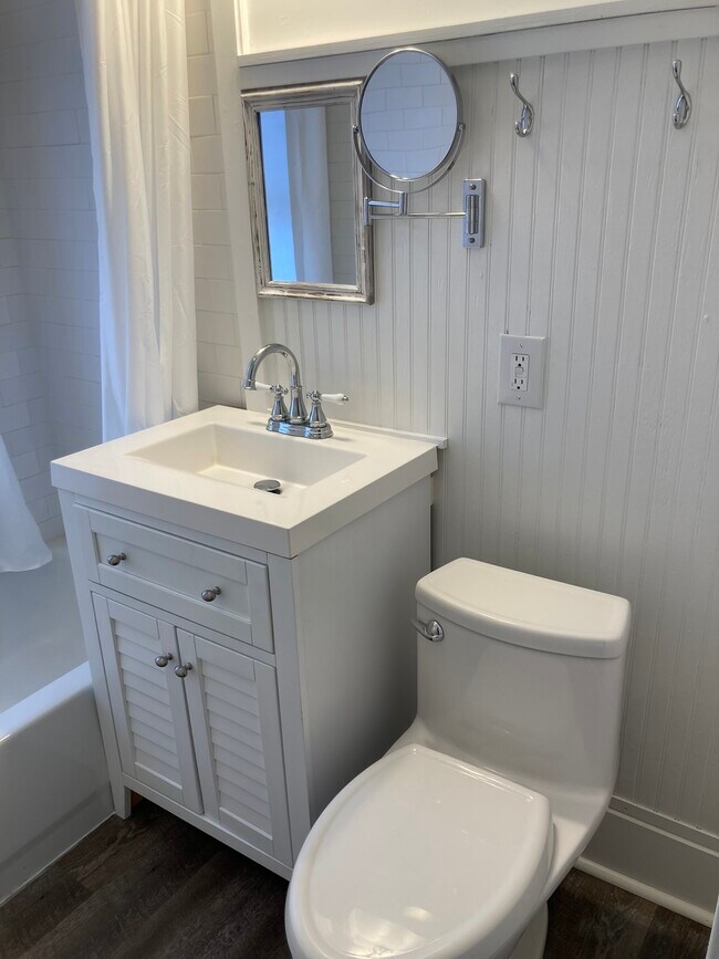 Building Photo - 328 E 12th St