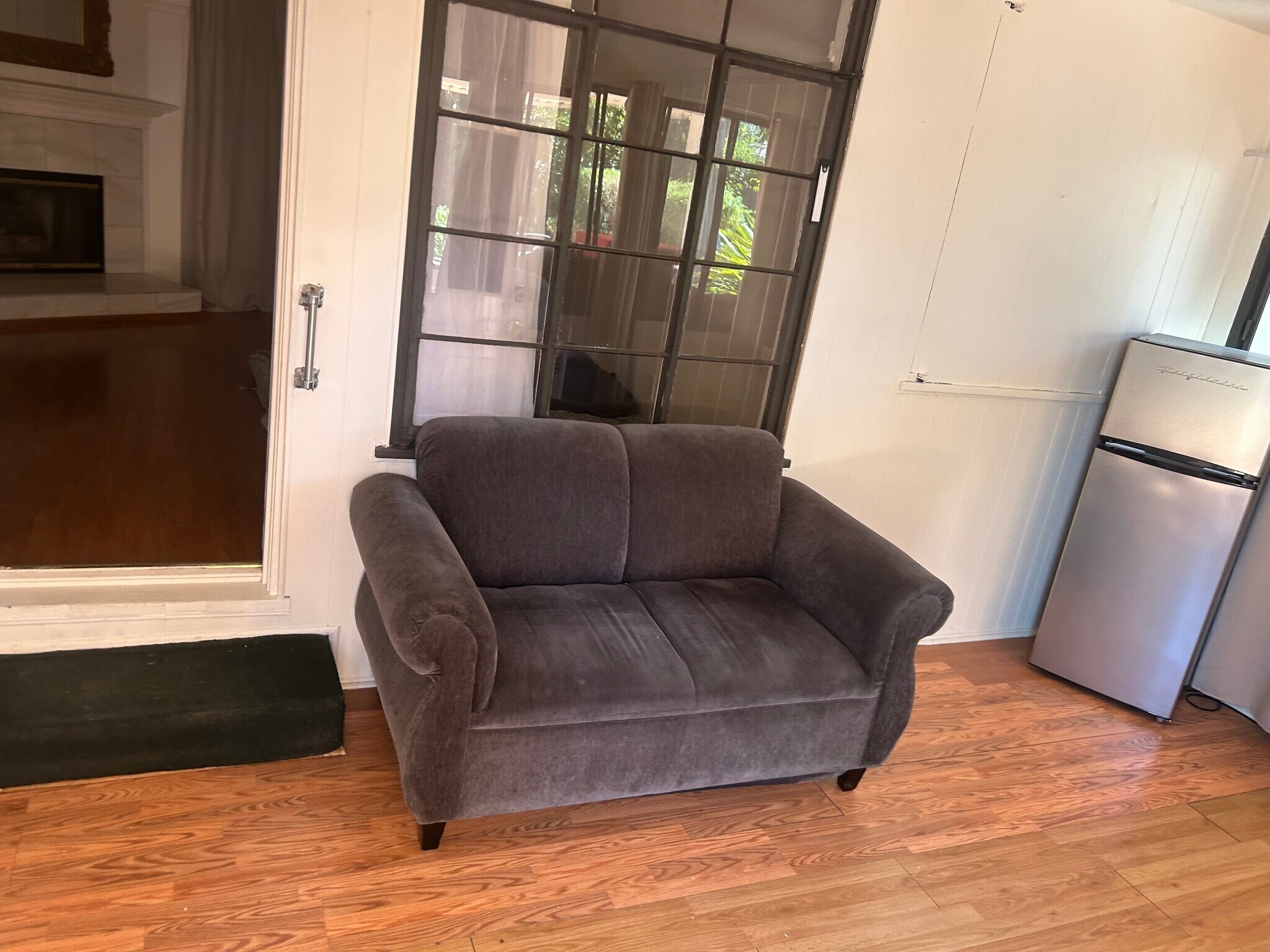 Living space , entrance to bedroom - 4751 Sunnyslope Ave