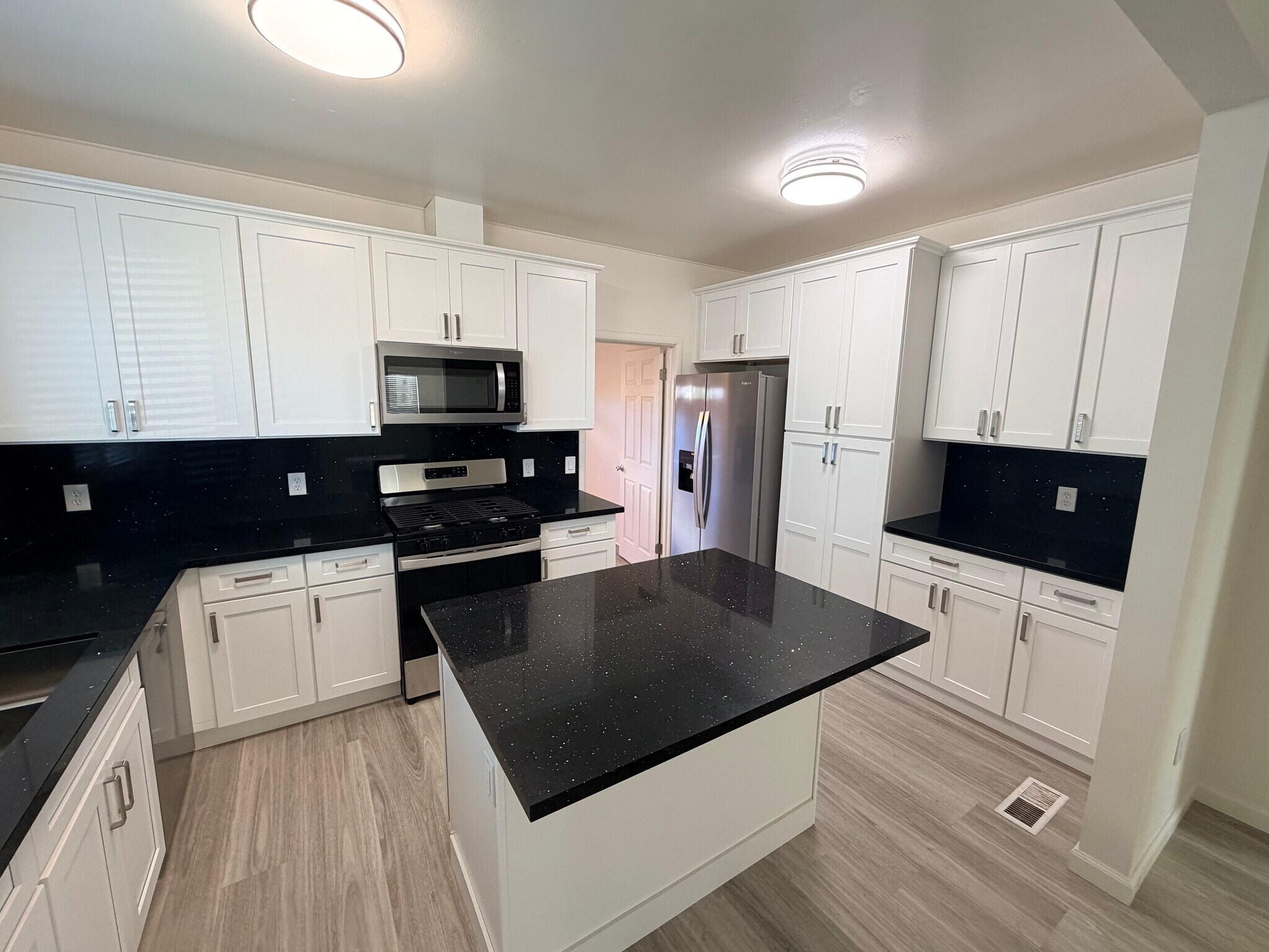 Building Photo - 394 N Livermore Ave