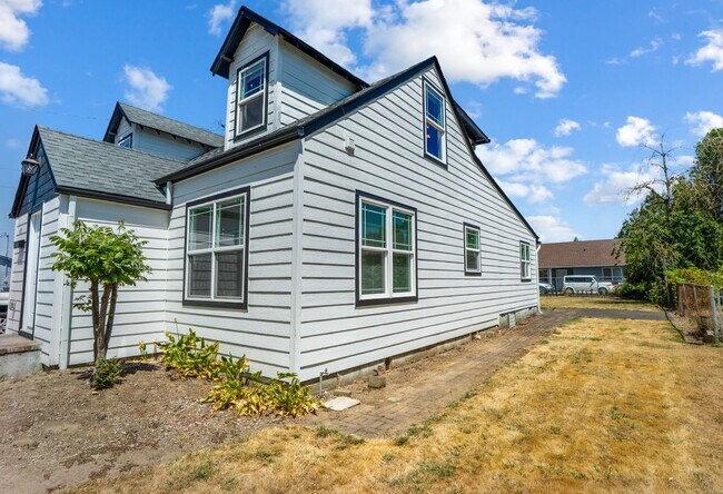 Building Photo - 415 S 11th St