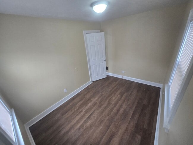 Building Photo - 2 Bedroom House