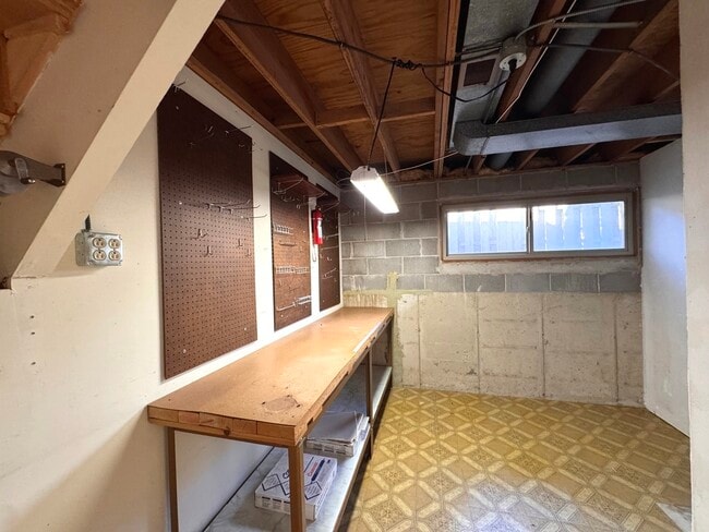 Building Photo - 1042 W Central Rd