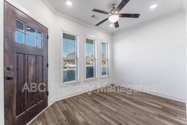 Building Photo - 3307 SW Hillstone Ave