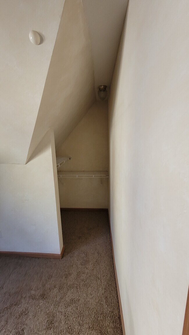 Building Photo - 351 Short St