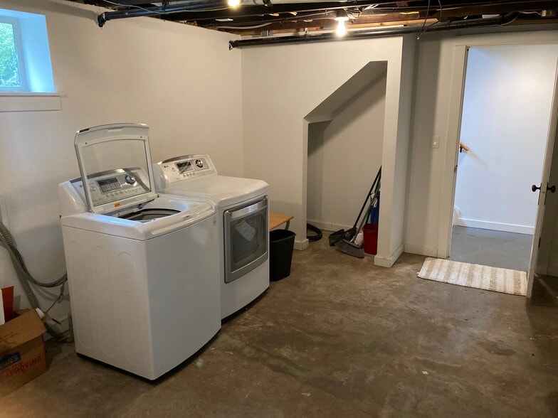 Basement w laundry and storage - 5516 NE 32nd Pl