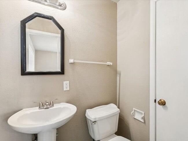 Building Photo - 2607 S Maplewood Ave