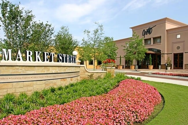 Building Photo - 110 N Valley Oaks Cir