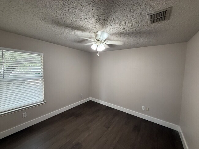 Building Photo - 1100 Alexandria Dr