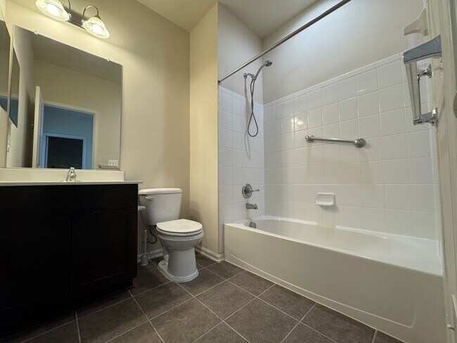 Building Photo - Luxurious 3 Bed 2.5 Bath End-Unit Townhome...