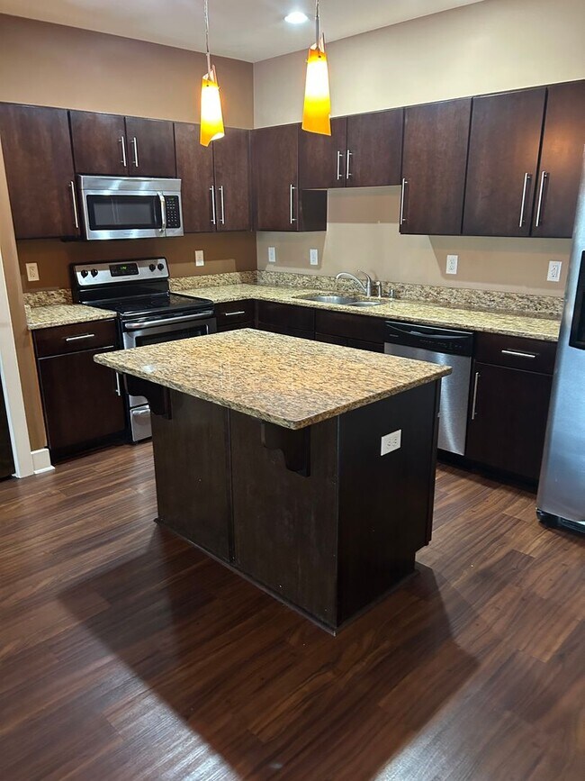 Building Photo - Condo in Nulu