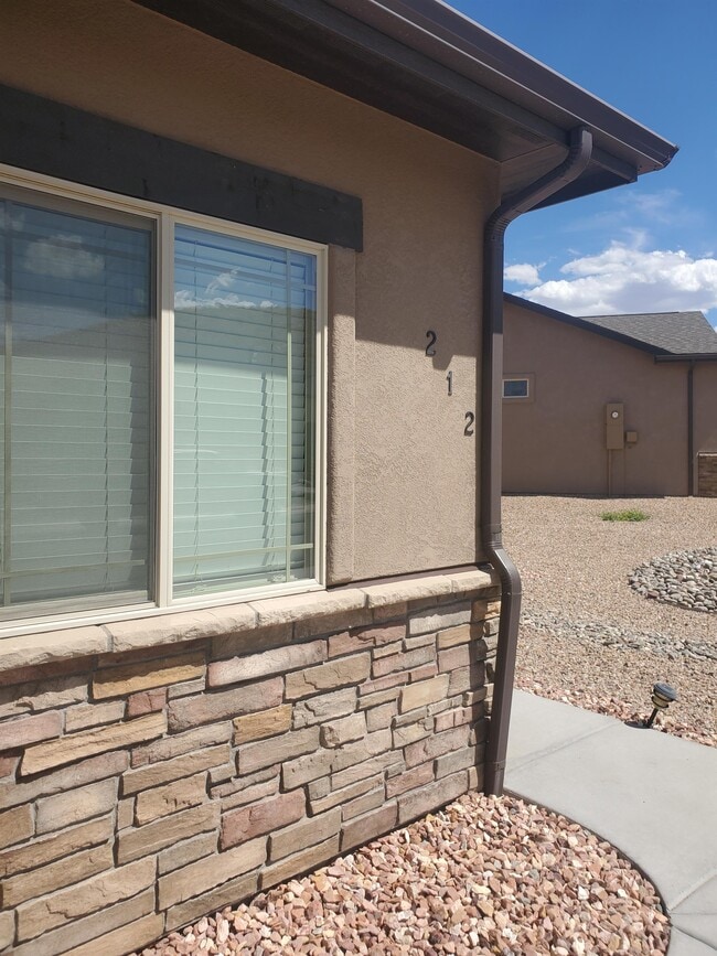 Building Photo - 212 Hideaway Ln