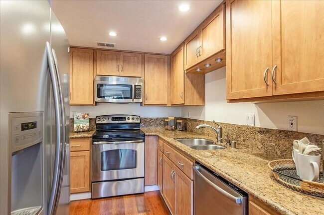 Building Photo - Bright Campbell Condo with Vaulted Ceilings & Private Balconies