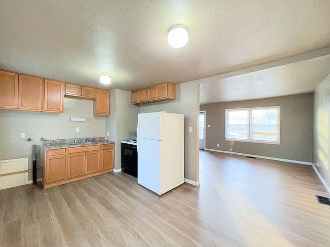 Building Photo - 3 bedroom home with fenced in back yard