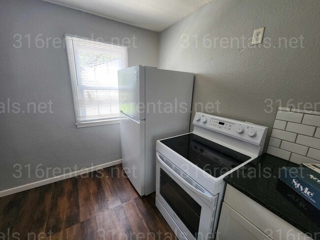 Building Photo - $999 - 3 bedroom / 1 bathroom - Single Fam...
