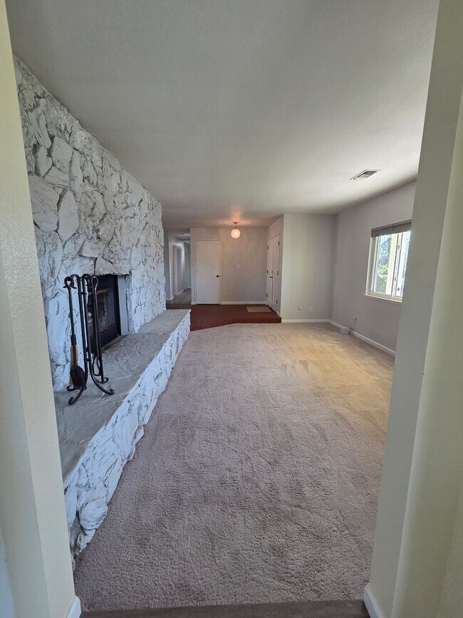 Building Photo - 19090 Hollow Ln