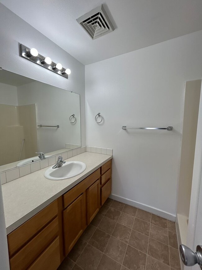 Building Photo - 3 Bedroom / 2.5 Bathroom Townhouse in SW R...
