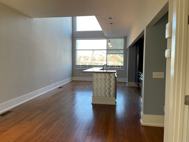 Building Photo - Contemporary Townhome East side of Downtow...