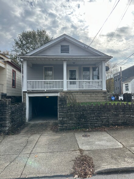 Building Photo - 401 E 15th St