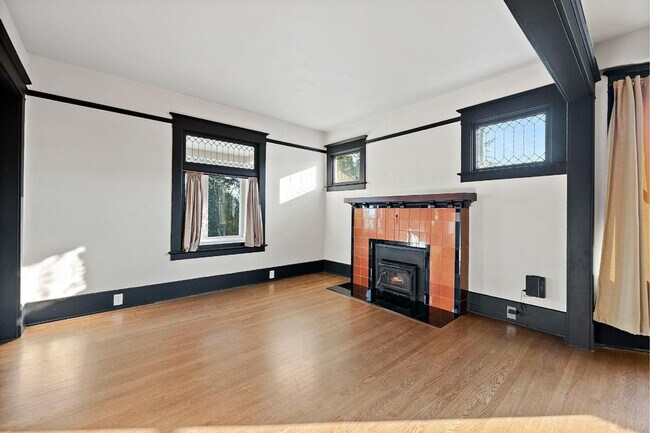 Building Photo - Charming 2-Bed 2-Bath Tacoma Craftsman | S...