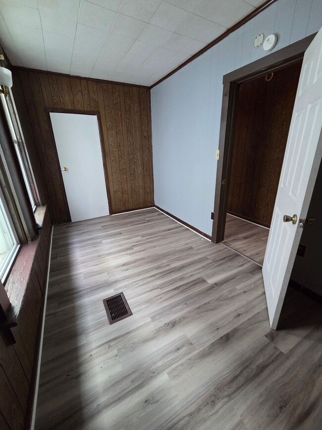 Building Photo - 612 E 14th St