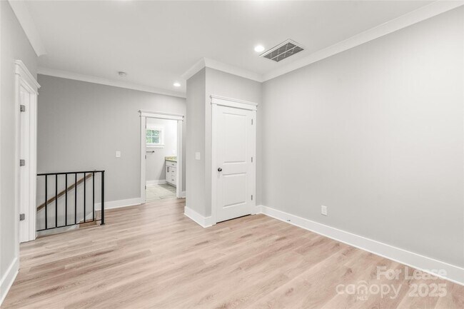 Building Photo - 712 Seldon Dr