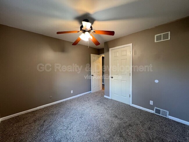 Building Photo - 7 Simpson St