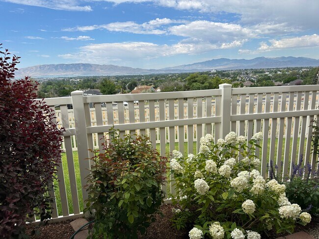 Building Photo - 8961 N Cottage Cyn Dr